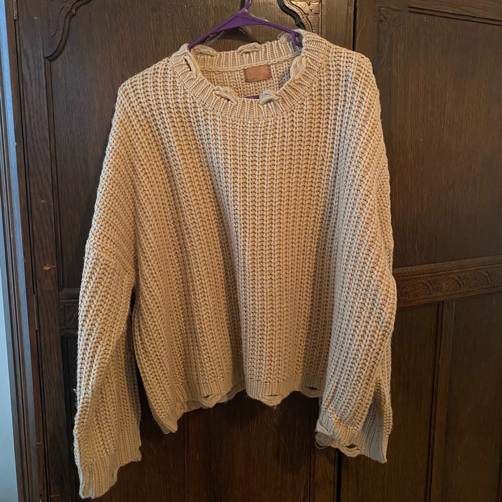 POL tan/cream sweater